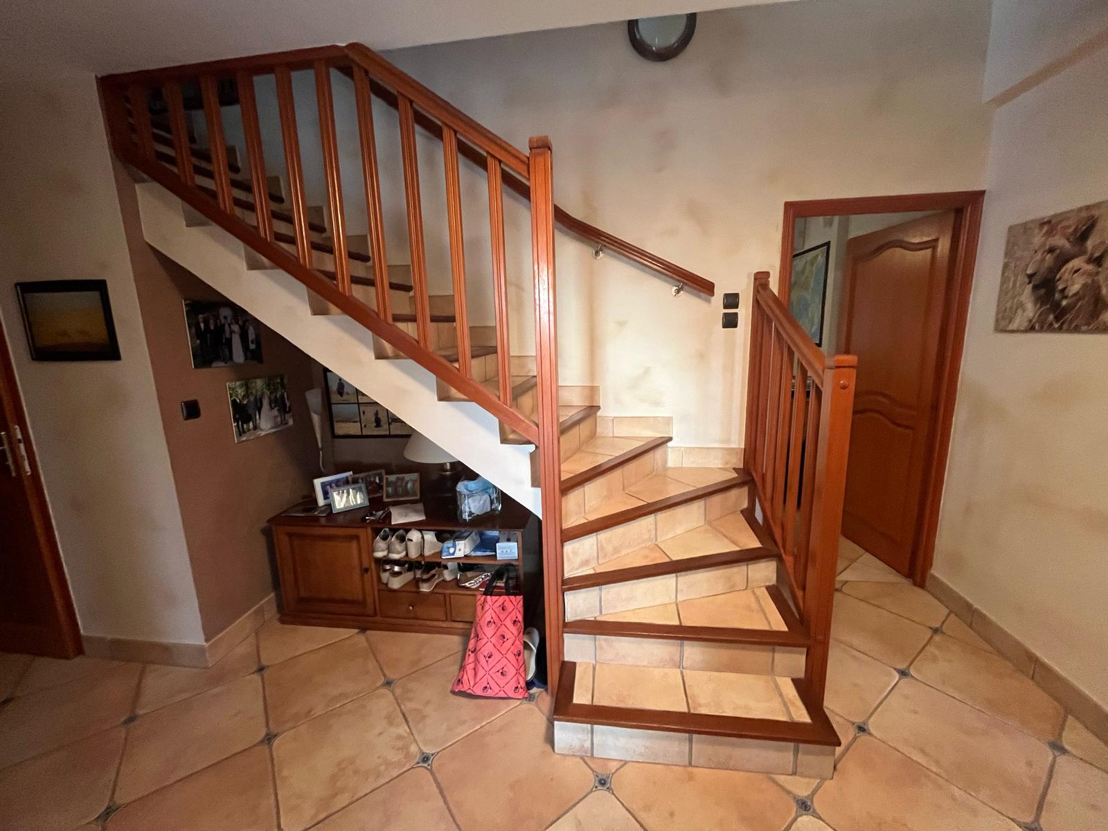 Escalier avant travaux - vue d'ensemble du hall