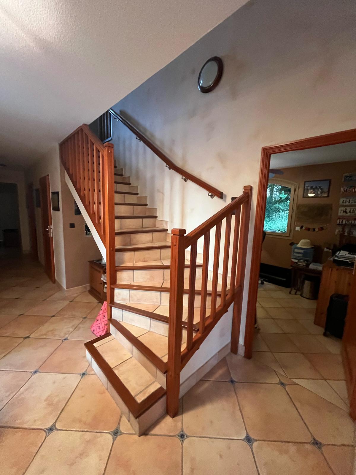 Escalier avant travaux - bois vernis et carrelage terre cuite