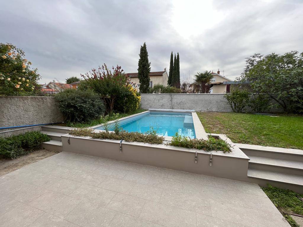 Conception et réalisation d'une piscine béton sur mesure 7X3,5 avec banquette intégrée à Sainte Foy Lès Lyon 69 - photo 2
