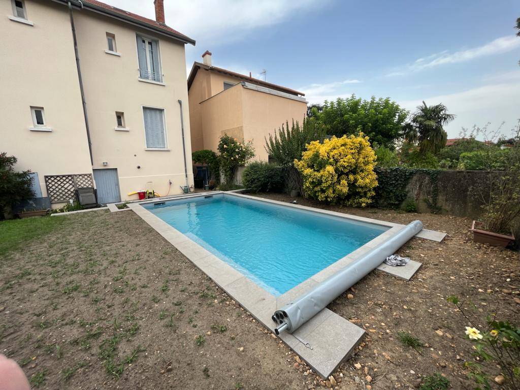 Conception et réalisation d'une piscine béton sur mesure 7X3,5 avec banquette intégrée à Sainte Foy Lès Lyon 69 - photo 3