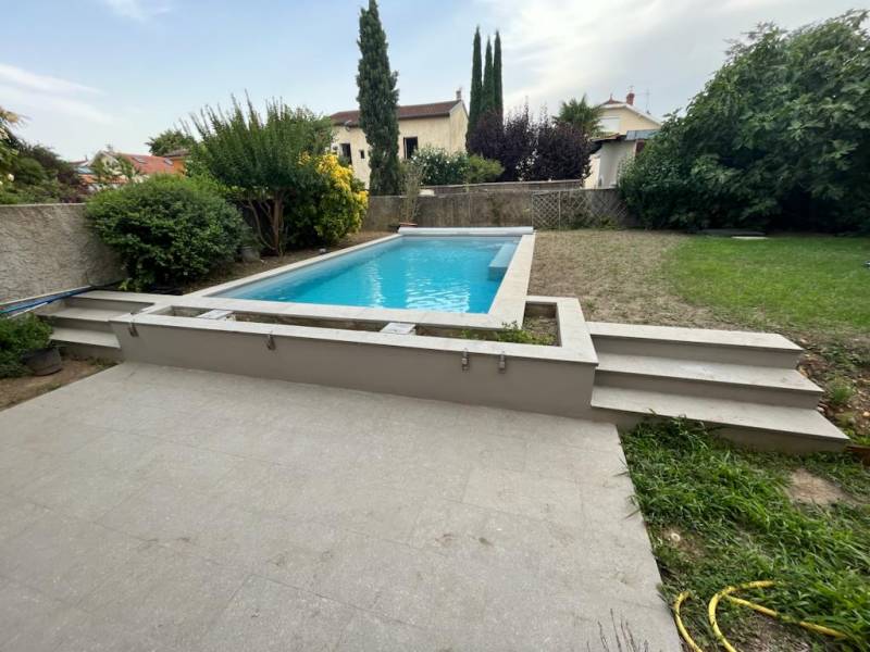 Conception et réalisation d'une piscine béton sur mesure 7X3,5 avec banquette intégrée à Sainte Foy Lès Lyon 69 - photo 4