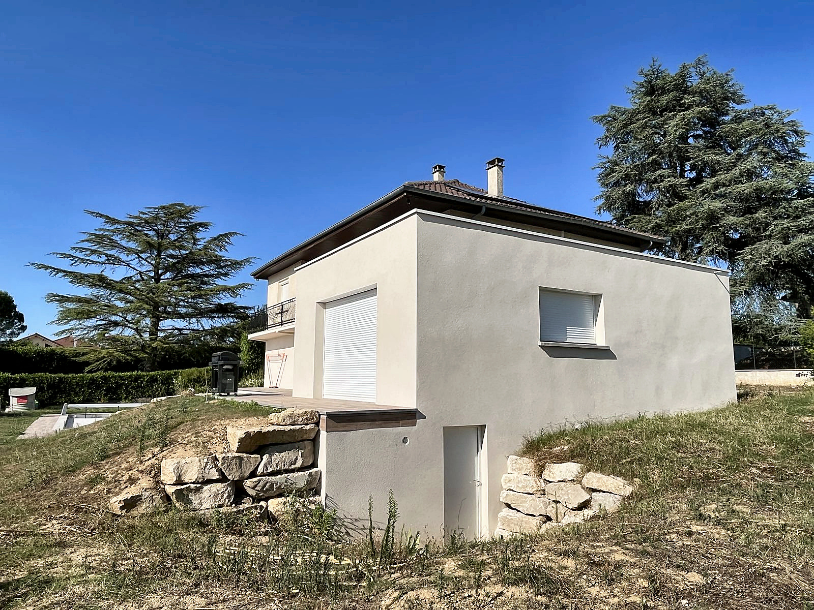 Extension et sa terrasse couverte dans le prolongement de la nouvelle pièce de vie, à Jonage