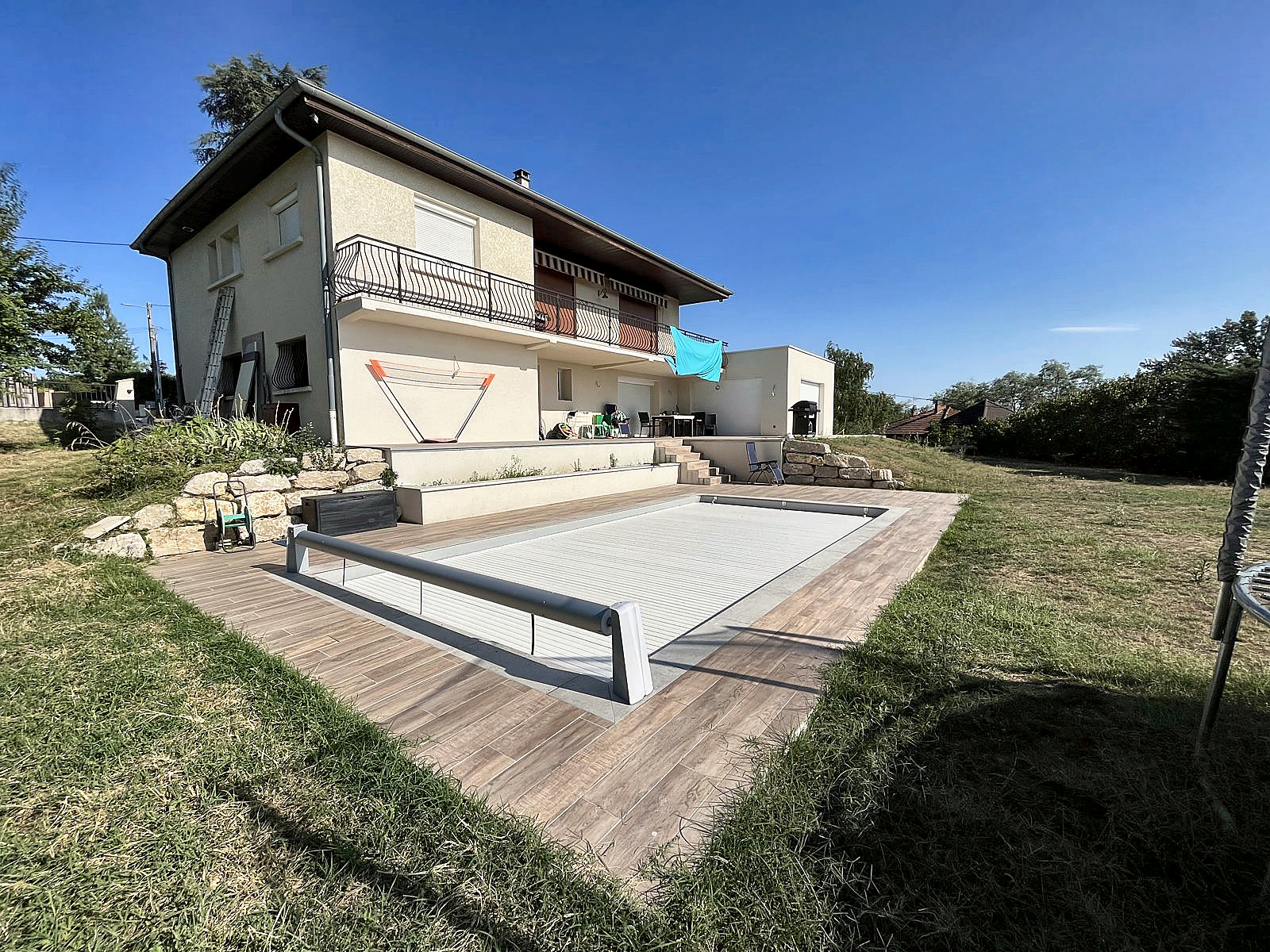 Piscine et terrasse en bois créées au niveau du rez-de-jardin, à Jonage