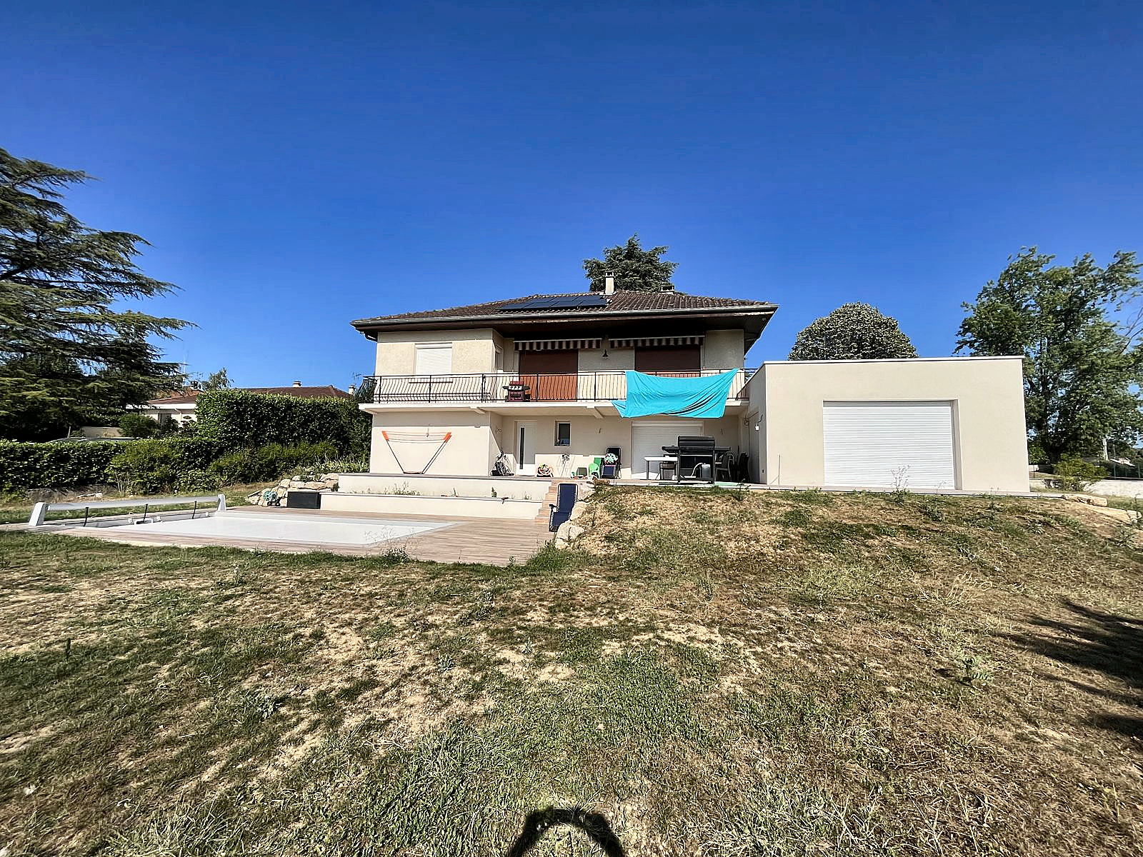 Vue d'ensemble de la maison avec son extension et la piscine, à Jonage