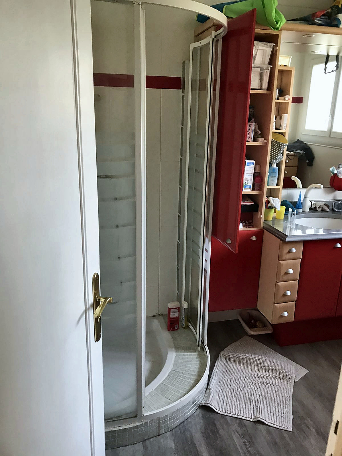 Avant travaux : l'ancienne salle de bain, à Jonage