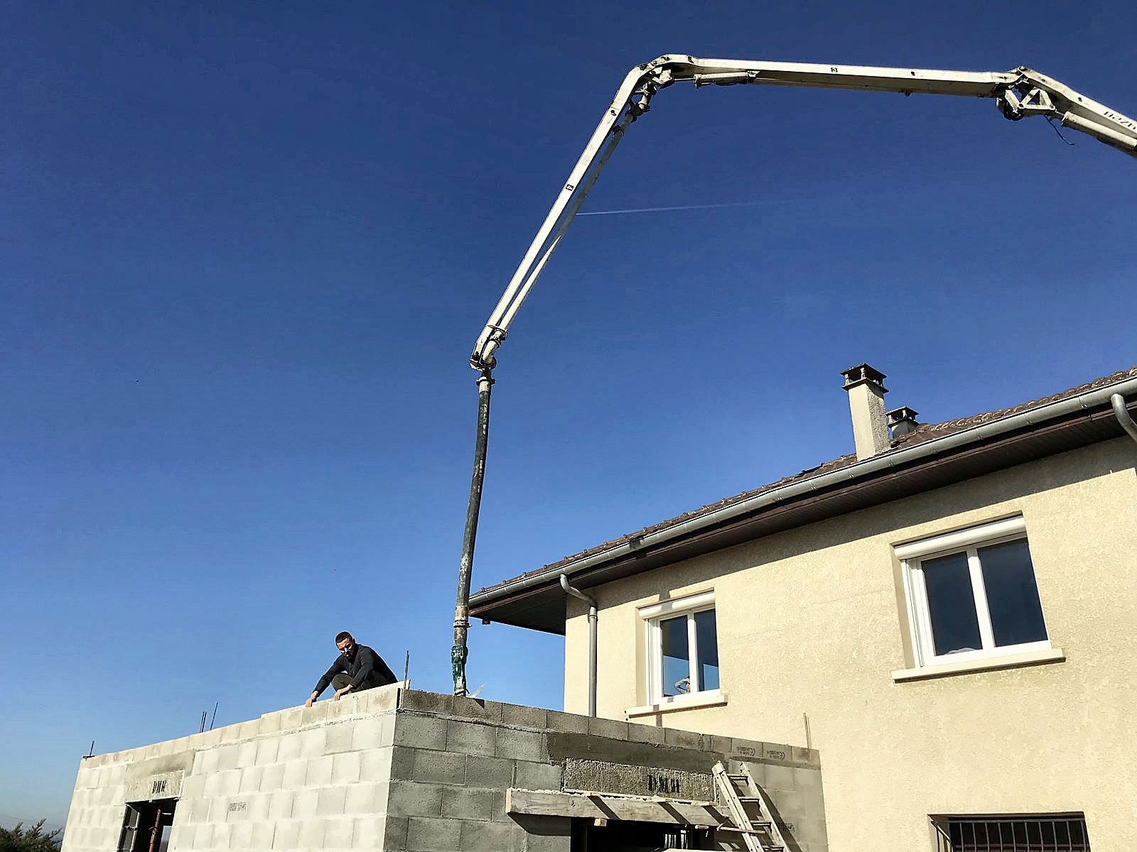 Chantier : coulage de la dalle de l'extension, à Jonage