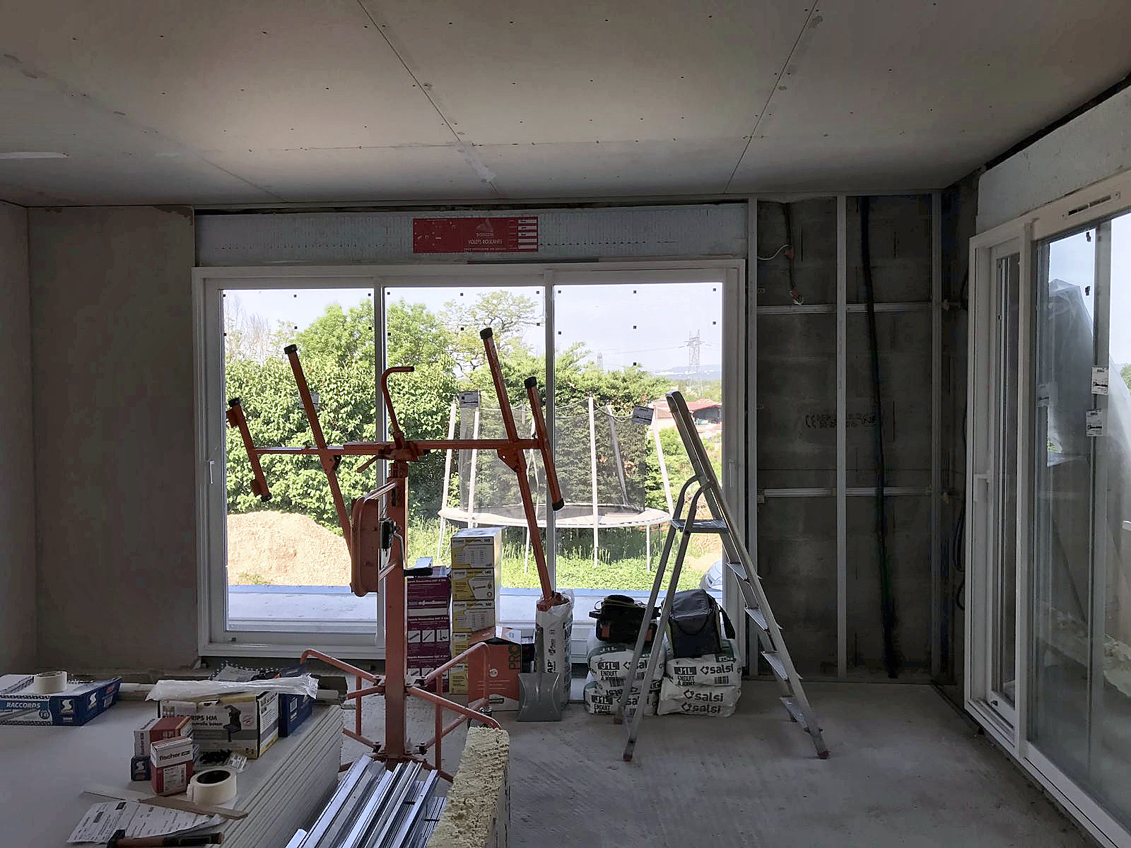 Chantier : ouverture dans le mur du sous-sol pour la future baie vitrée, à Jonage