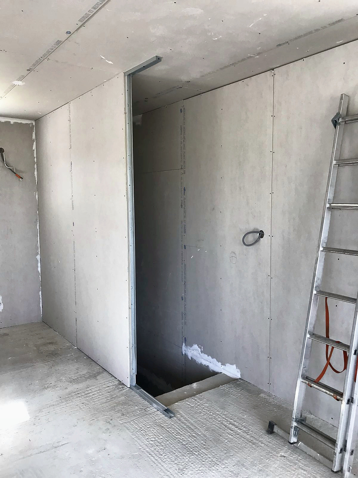 Chantier : cloisonnements en cours dans le sous-sol réaménagé, à Jonage