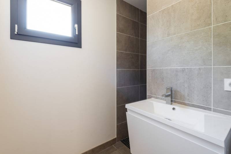 Maison contemporaine neuve construite de A à Z à Saint Genis Laval dans l'Ouest lyonnais (69) - photo 6