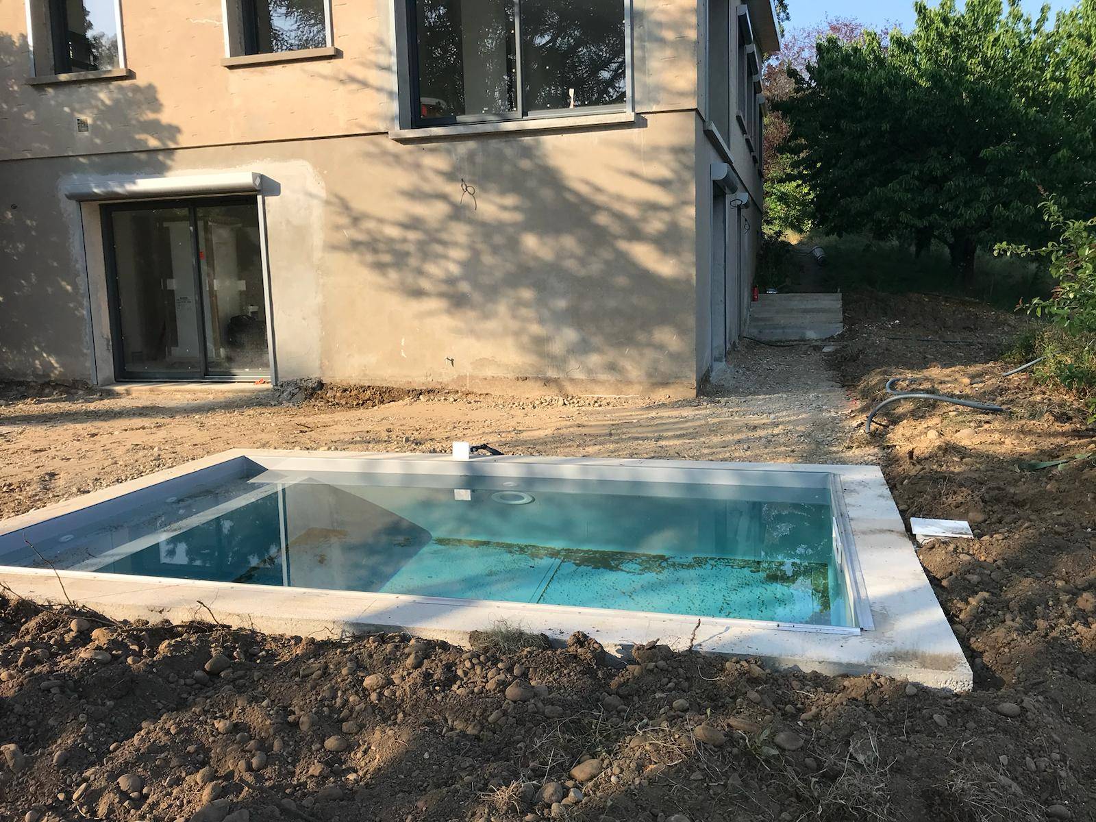 Réalisation d'une piscine béton sur mesure avec revêtement PVC armé et banquette intégrée à Tassin La Demi Lune dans le 69 - photo 2