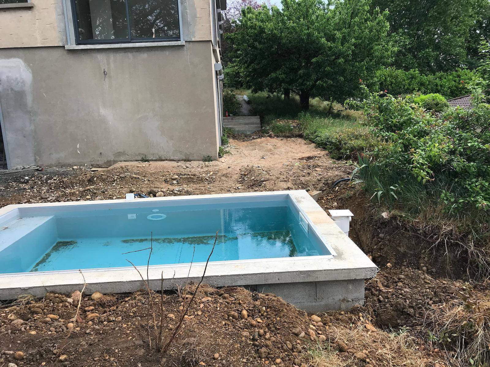 Réalisation d'une piscine béton sur mesure avec revêtement PVC armé et banquette intégrée à Tassin La Demi Lune dans le 69 - photo 3