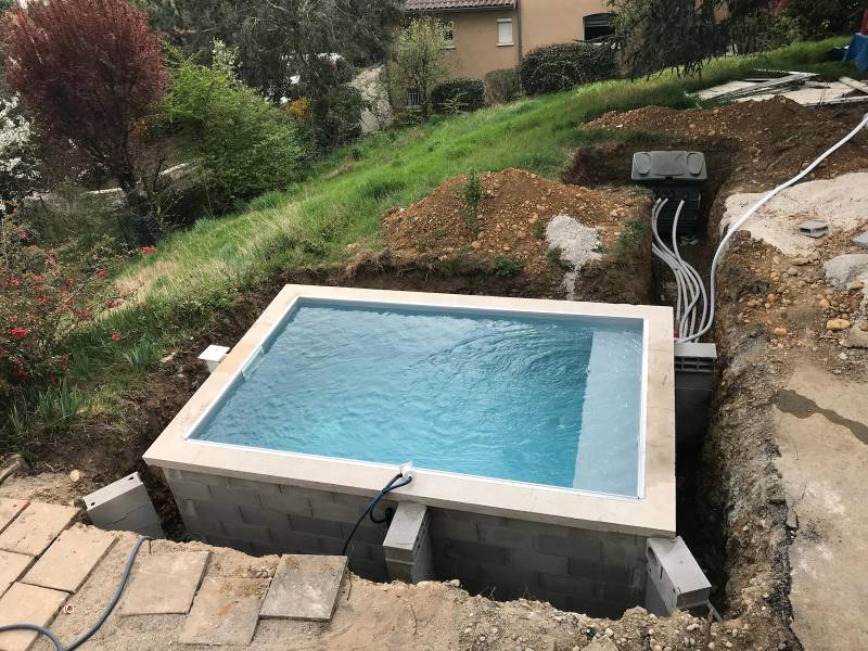 Réalisation d'une piscine béton sur mesure avec revêtement PVC armé et banquette intégrée à Tassin La Demi Lune dans le 69 - photo 4