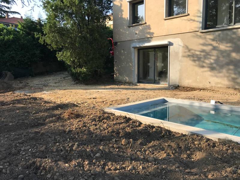 Réalisation d'une piscine béton sur mesure avec revêtement PVC armé et banquette intégrée à Tassin La Demi Lune dans le 69 - photo 5
