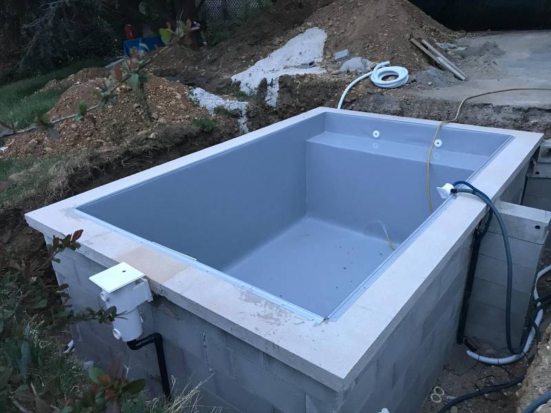 Réalisation d'une piscine béton sur mesure avec revêtement PVC armé et banquette intégrée à Tassin La Demi Lune dans le 69 - photo 6