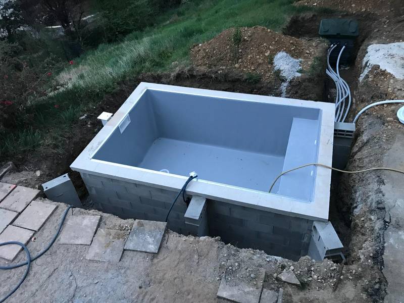 Réalisation d'une piscine béton sur mesure avec revêtement PVC armé et banquette intégrée à Tassin La Demi Lune dans le 69 - photo 7