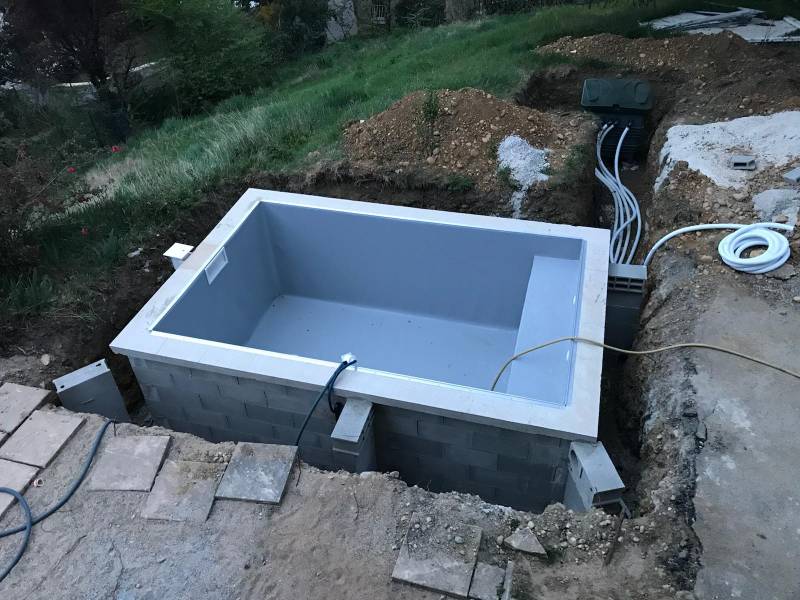 Réalisation d'une piscine béton sur mesure avec revêtement PVC armé et banquette intégrée à Tassin La Demi Lune dans le 69 - photo 8