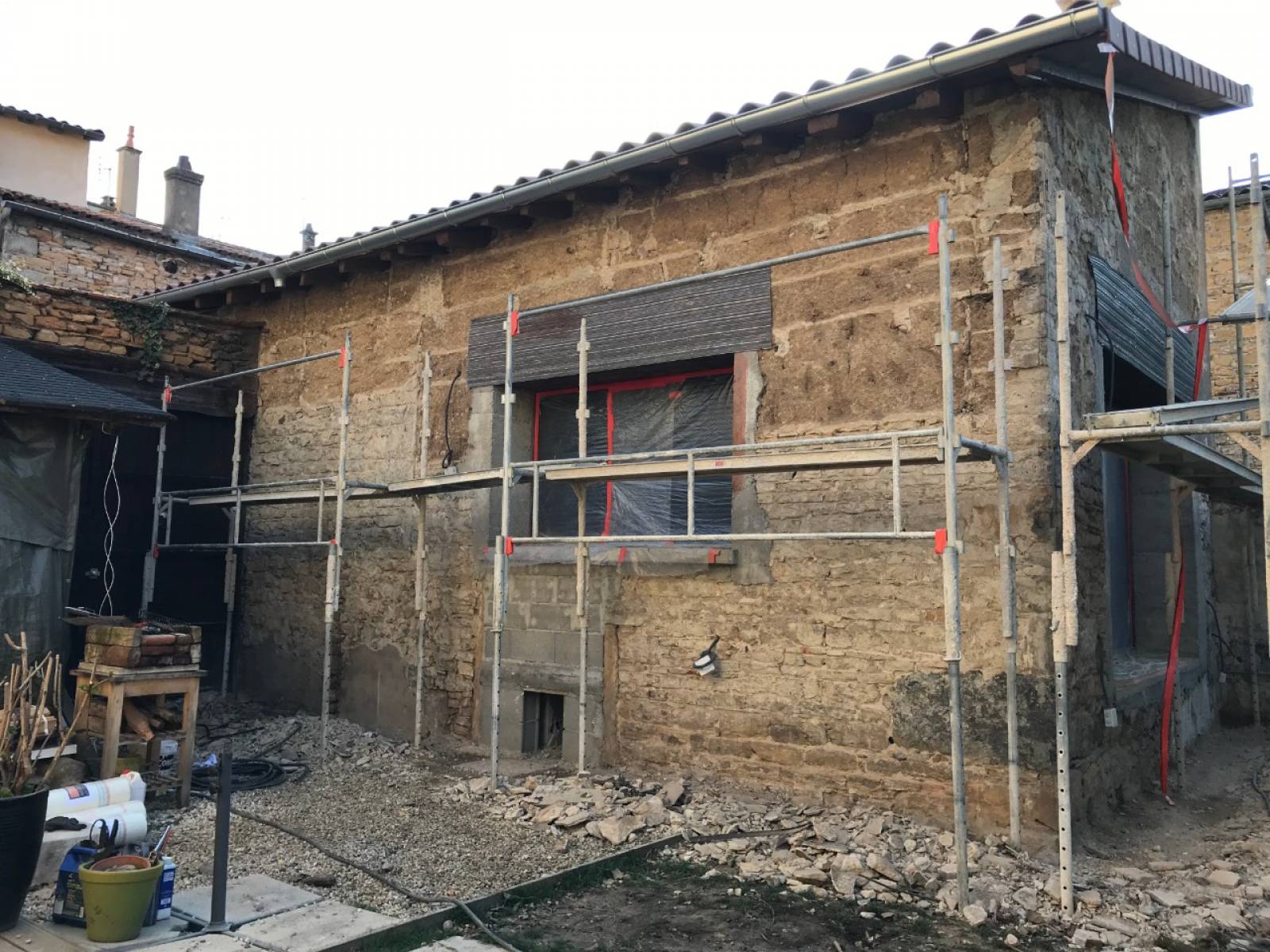 Réalisation de la rénovation complète d’une grange pour extension d’une maison à Albigny-sur-Saône près de Lyon (69) - photo 2